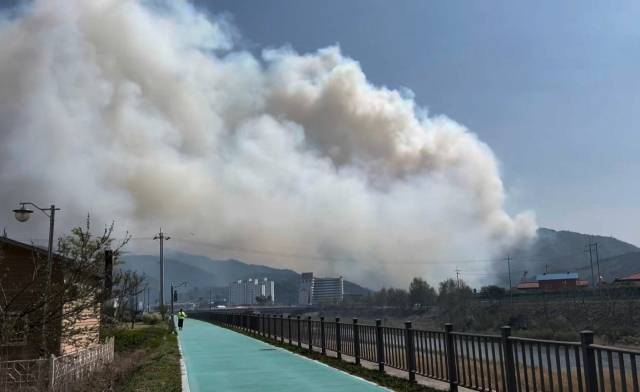 26일 오후 1시 18분께 강원 인제군 상남면 하남리 한 야산에서 발생한 산불로 인해 인제 시내가 자욱한 연기에 뒤덮여 있다.