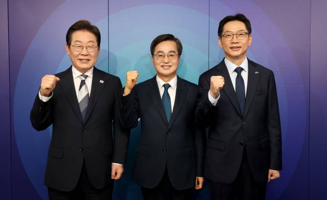 더불어민주당 이재명(왼쪽부터), 김동연, 김경수 대선 경선 후보가 23일 서울 여의도 오마이TV 스튜디오에서 열린 오마이TV 초청 토론회 시작에 앞서 기념 촬영하고 있다. / 국회사진기자단