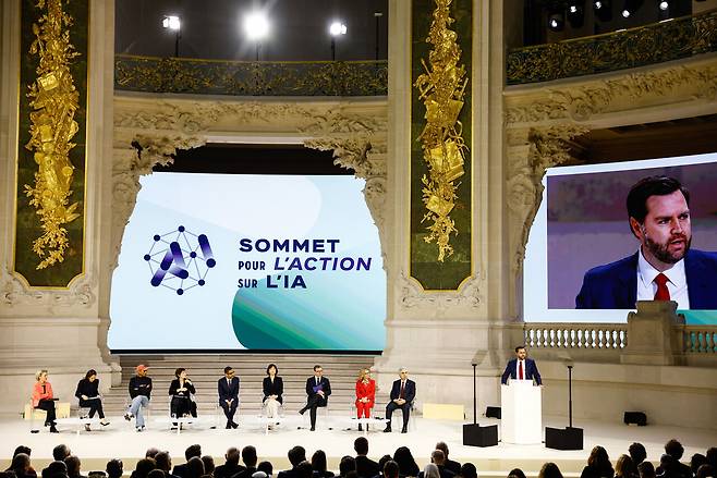 J. D. 밴스 미국 부통령이 2월11일 프랑스 파리 그랑팔레에서 열린 ‘AI 행동 정상회의’에서 연설하고 있다. ⓒEPA