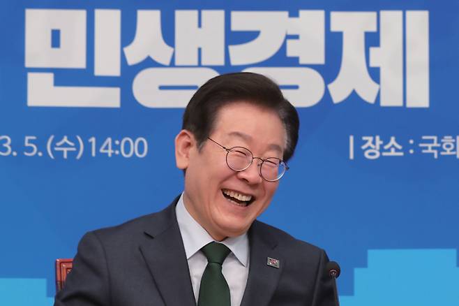 이재명 더불어민주당 대선 경선 후보가 3월5일 국회에서 열린 경제 활성화를 위한 한국경제인협회(한경협)민생경제 간담회에서 류진 한경협회장의 인사말을 들으며 환하게 웃고 있다. ⓒ시사저널 박은숙