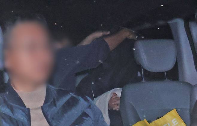 부모와 처자식 등 일가족 5명을 살해한 이씨가 4월15일 용인동부경찰서로 압송되고 있다. ⓒ연합뉴스