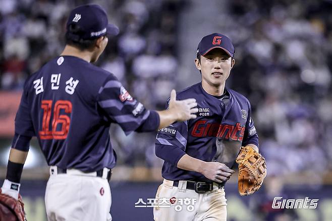 롯데 전민재(오른쪽)가 25일 잠실 두산전에서 멋진 수비를 펼친 뒤 동료들과 하이파이브하고 있다. 롯데자이언츠 제공