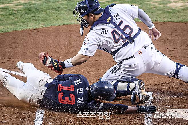 롯데 전민재(아래)가 25일 잠실 두산전에서 몸을 날려 득점을 시도하고 있다. 롯데자이언츠 제공