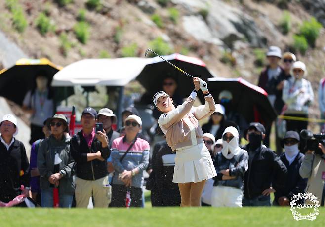 김민선7이 26일 충청북도 충주시 킹스데일GC에서 열린 KLPGA 투어 시즌 5번째 대회 덕신EPC 챔피언십 3라운드 5번홀에서 아이언샷을 하고 있다. ｜KLPGA 제공
