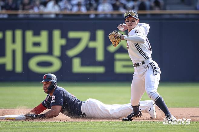 ▲ 빅터 레이예스는 내전근 불편감으로 외야수가 아닌 지명타자로 선발 출전했다. 1회에는 전력질주를 하지 못해 병살타를 치기도 했다. 그러나 6회 허를 찌르는 2루 도루로 윤동희의 득점을 도왔다. ⓒ 롯데 자이언츠