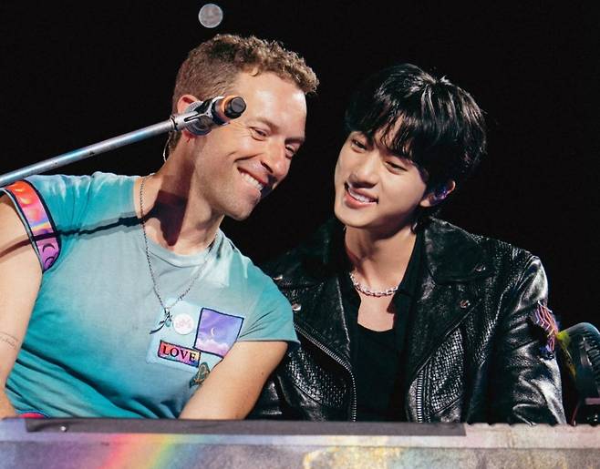 "마이 브라더♥" 방탄소년단 진, 콜드플레이 韓 마지막 공연 환상 입맞춤·열광 무대