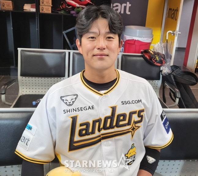 SSG 포수 조형우가 25일 키움전 승리 후 취재진과 인터뷰를 하고 있다. /사진=안호근 기자