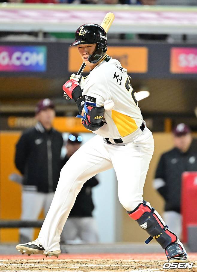 조형우가 6회말 풀카운트에서 피하지 않고 공을 맞고 있다.