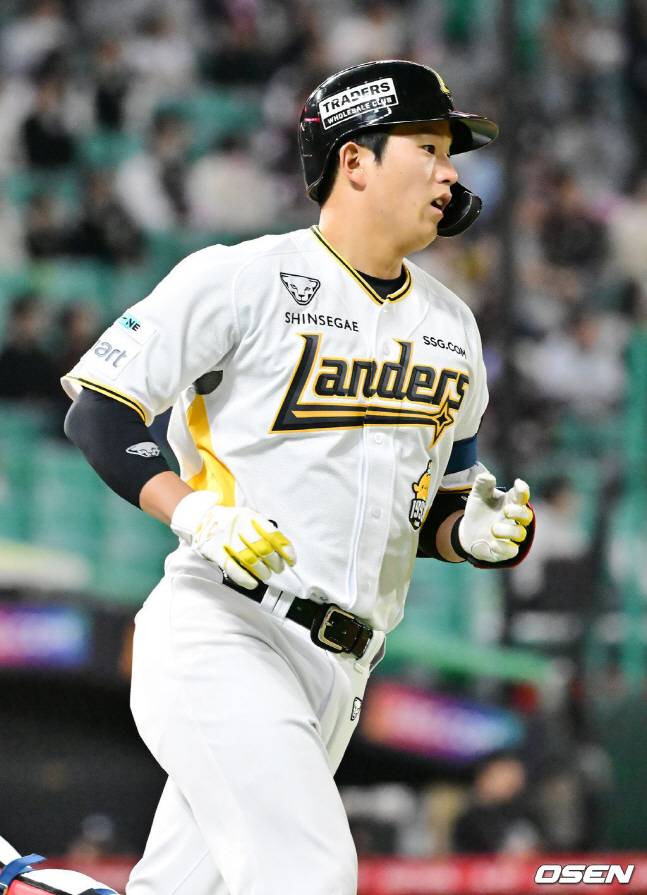 조형우가 8회말 솔로 홈런을 날리고 베이스를 돌고 있다.