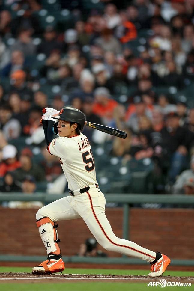 안타를 날리고 있는 이정후. /AFPBBNews=뉴스1