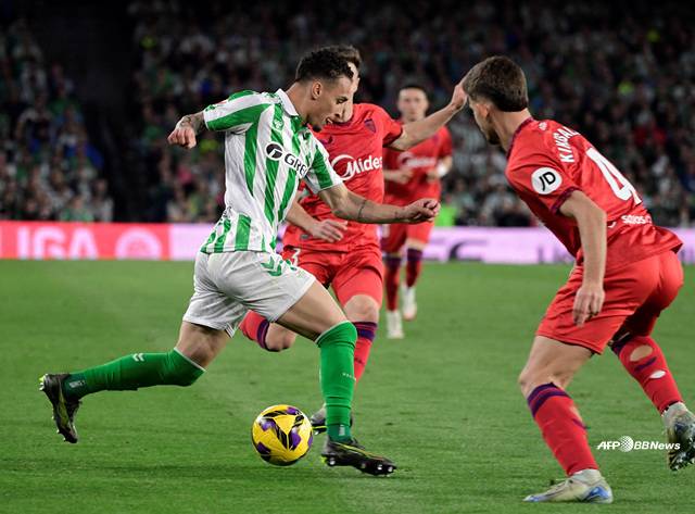 경기에 집중하는 안토니(왼쪽). /AFPBBNews=뉴스1