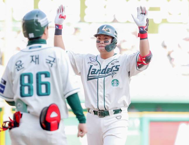 SSG 고명준(오른쪽). /사진=SSG 랜더스 제공