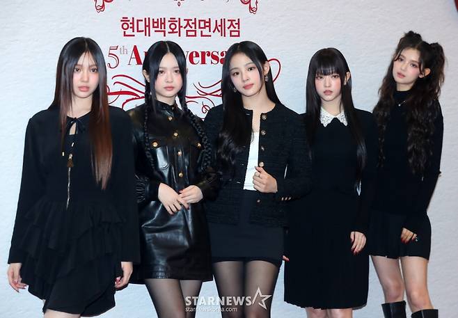 걸그룹 뉴진스가 6일 오전 서울 영등포구 더현대 서울 크리스마스 콘셉트 마을 'H 빌리지'에서 진행된 5주년 기념 행사에 참석해 포즈를 취하고 있다. 2023.11.06 /사진=김창현