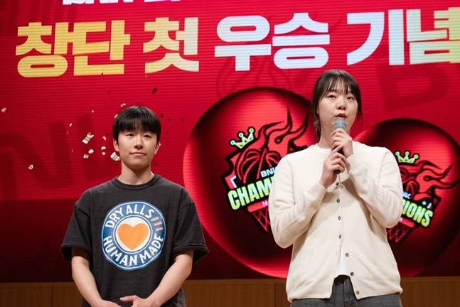 박경림(왼쪽)과 이하은이 은퇴 소감을 밝히고 있다. /사진=BNK 제공