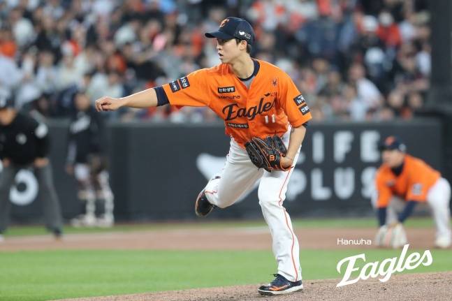 한화 엄상백이 25일 대전 KT전에서 역투하고 있다. /사진=한화 이글스 제공