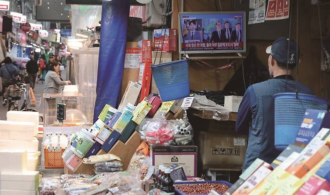 정치적 불확실성과 트럼프발 관세폭탄으로 경제가 반등하기 어려운 상황이다. [사진 | 뉴시스]