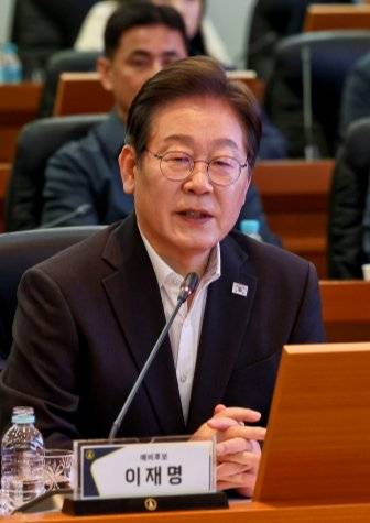 더불어민주당 이재명 대선 예비 후보가 4월 17일 대전 유성구 국방과학연구소에서 열린 간담회에 참석해 발언하고 있다. 뉴시스