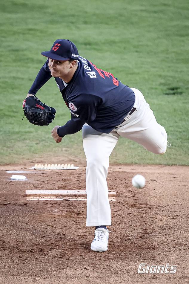 25일 오후 서울 잠실야구장에서 열린 '2025 신한 SOL Bank KBO리그' 롯데 자이언츠와 두산 베어스의 경기, 롯데가 8:2로 승리를 거두고 2연승을 달렸다. 선발 터커 데이비슨은 6이닝 5피안타 3사사구 5탈삼진 2실점으로 시즌 3승째를 올렸다. 롯데 자이언츠