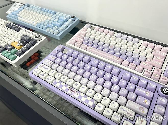 키보드도 내 취향대로 (서울=연합뉴스) 김유진 인턴기자 = 지난 23일 오후 서울 용산구의 한 키보드 타건숍에 각양각색의 개성있는 기계식 키보드들이 진열돼 있다. 2025.4.26