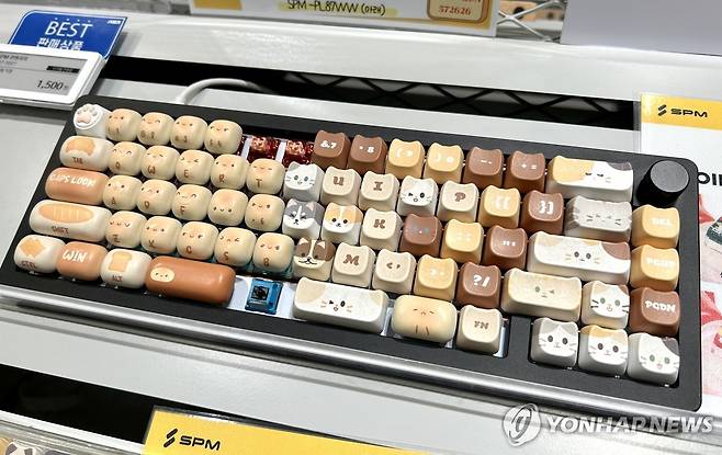 취향 가득 담긴 나만의 키보드 (서울=연합뉴스) 김유진 인턴기자 = 지난 23일 오후 서울 용산구의 한 키보드 타건숍에 고양이, 식빵 모양의 키캡으로 디자인된 기계식 키보드가 전시돼 있다. 2025.4.26
