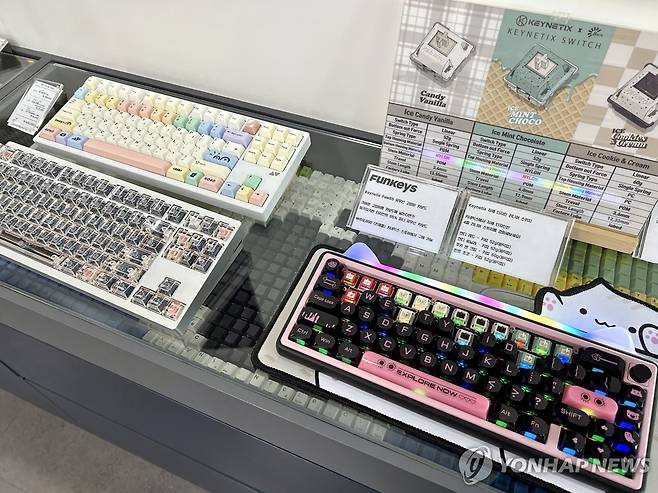 손끝에서 시작되는 개성 (서울=연합뉴스) 김유진 인턴기자 = 지난 23일 오후 서울 용산구의 한 키보드 타건숍에 각양각색의 개성있는 기계식 키보드들이 진열돼 있다. 2025.4.26