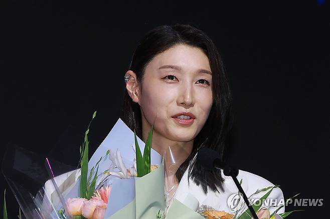 소감 말하는 김연경 (서울=연합뉴스) 신현우 기자 = 14일 서울 서대문구 스위스그랜드호텔에서 열린 프로배구 도드람 2024-2025 V리그 시상식에서 여자부 정규리그 MVP를 수상한 김연경이 소감을 말하고 있다. 2025.4.14 nowwego@yna.co.kr