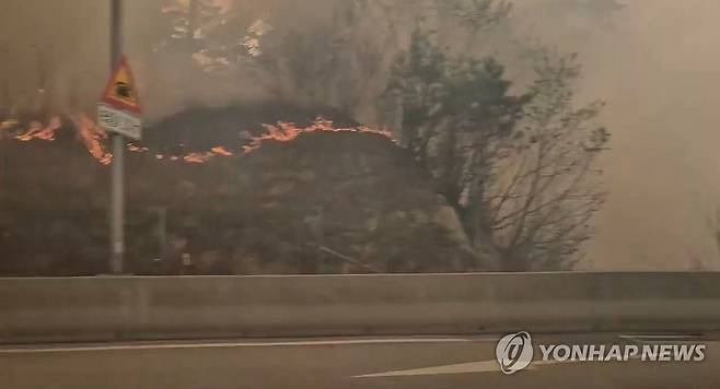 인제 하남리 산불 확산…진화 중 (인제=연합뉴스) 26일 오후 1시 18분께 강원 인제군 상남면 하남리 한 야산에서 발생한 산불이 내린천 휴게소 인근까지 확산했다. 2025.4.26 [독자 제공. 재판매 및 DB 금지] ryu@yna.co.kr