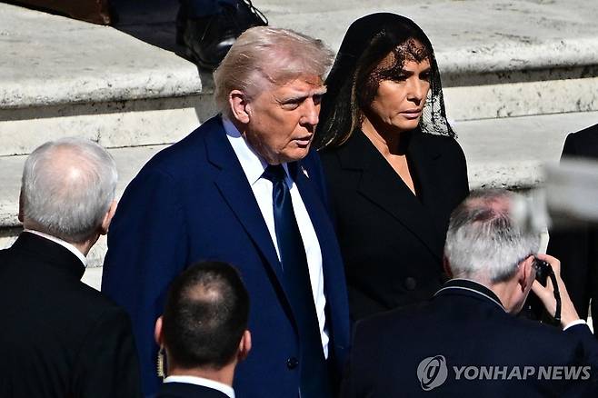 프란치스코 교황 장례식에 참석한 도널드 트럼프 미국 대통령 부부 [AFP=연합뉴스]
