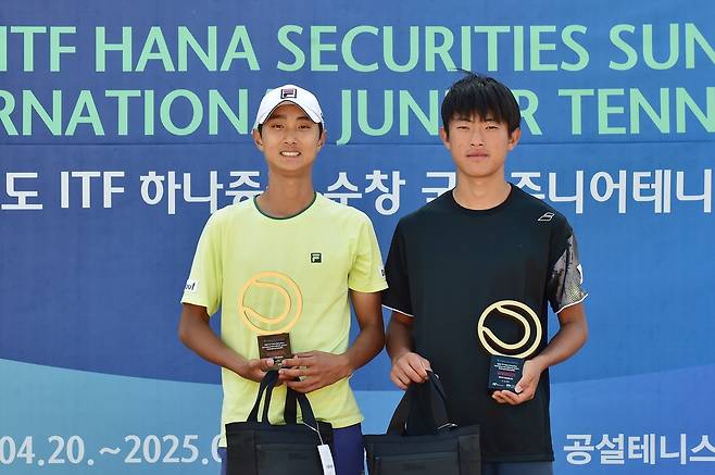 남자 복식 우승 김동민(왼쪽)와 와타나베.  [대한테니스협회 제공. 재판매 및 DB 금지]