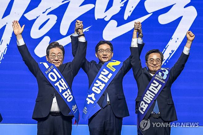 더불어민주당 호남 경선 시작 (광주=연합뉴스) 김혜인 기자 = 이재명(왼쪽부터), 김경수, 김동연 더불어민주당 대선 경선 후보가 26일 광주 서구 김대중컨벤션센터에서 열린 '제21대 대통령선거 후보자 선출을 위한 호남권 합동연설회'에서 함께 손을 들어 인사하고 있다. 2025.4.26 [공동취재] in@yna.co.kr