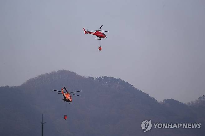 인제 하남리 산불 저지 '총력' (인제=연합뉴스) 류호준 기자 = 26일 오후 강원 인제군 상남면 하남리 인근 야산에서 산불이 발생해 진화 작업 중이다. 2025.4.26 ryu@yna.co.kr