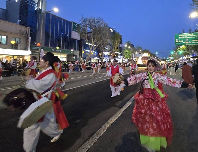 연등행렬…신나는 음악과 율동 [촬영 이세원]