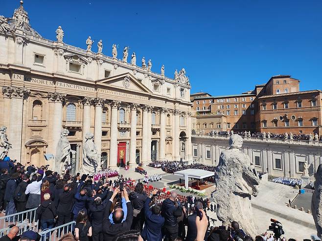 프란치스코 교황 장례 미사 (바티칸=연합뉴스) 신창용 특파원 = 26일(현지시간) 바티칸 성 베드로 광장에서 프란치스코 교황의 장례 미사가 열리고 있다. 교황의 관이 광장 야외 제단으로 운구되고 있다. 2025.04.26 changyong@yna.co.kr