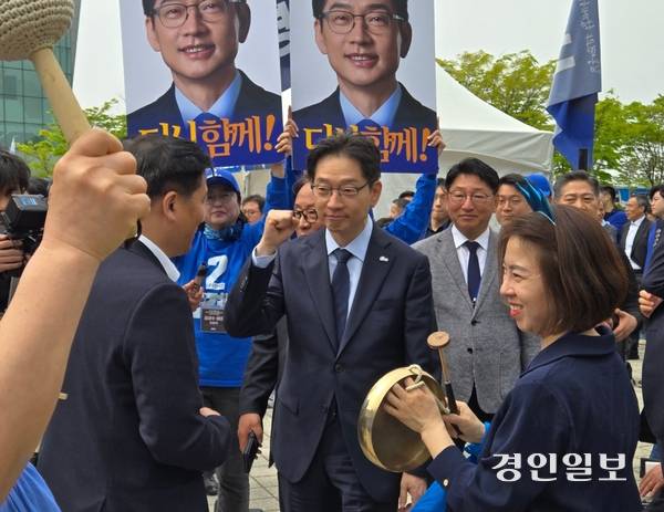 27일 고양시 킨텍스 제2전시장 앞에 김경수 더불어민주당 대선 경선 후보가 지지자들로부터 환호를 받고 있다. 2025.4.27 /김태강기자 think@kyeongin.com