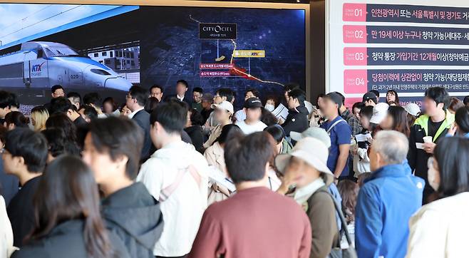 ▲ 25일 인천 용현·학익 1블록 도시개발구역 공동 4블록에 조성되는 '시티오씨엘 7단지' 모델하우스를 찾은 시민들이 내부를 둘러보고 있다. /이재민 기자 leejm@incheonilbo.com