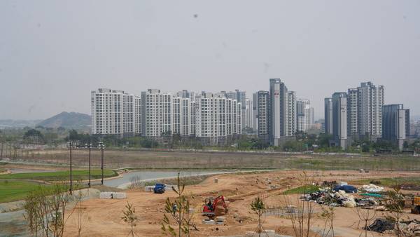 ▲ 충남 내포신도시 내 조성중인 내포 퍼블릭골프장과 골프빌리지 전경. 뒤로는 주민들이 거주중인 177세대 대단지 아파트가 조성돼 있다. 사진=박현석 기자