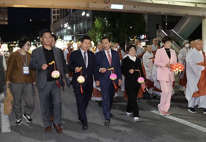 ‘형형색색 달구벌 관등놀이‘에서 류규하 대구중구청장(왼쪽에서 세번째)과 조재구 남구청장 등 참석자들이 이야기를 나누며 행진을 하고 있다. /대구 중구청 제공
