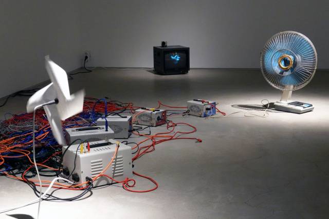 오케이앤피(부산)가 지난 22일부터 열고 있는 ‘세상은 생각보다 허술하게 돌아간다’ 이광기 초대전 풍경. 사진은 ‘세상은 생각보다 허술하게 돌아간다’ 가변 설치 작품. 김은영 기자