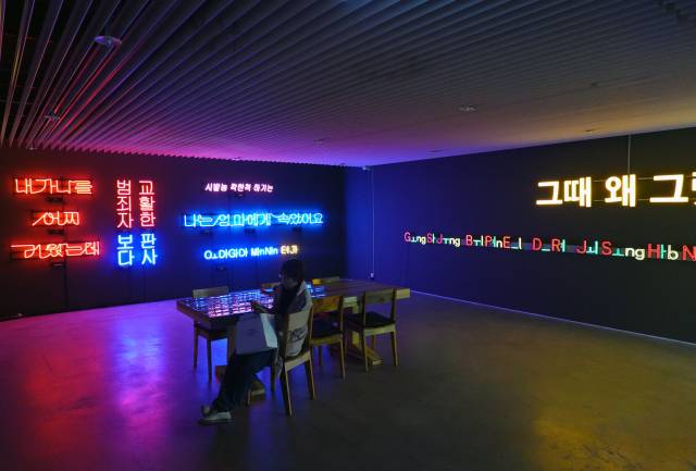 이광기의 각종 네온사인 작업. 김은영 기자