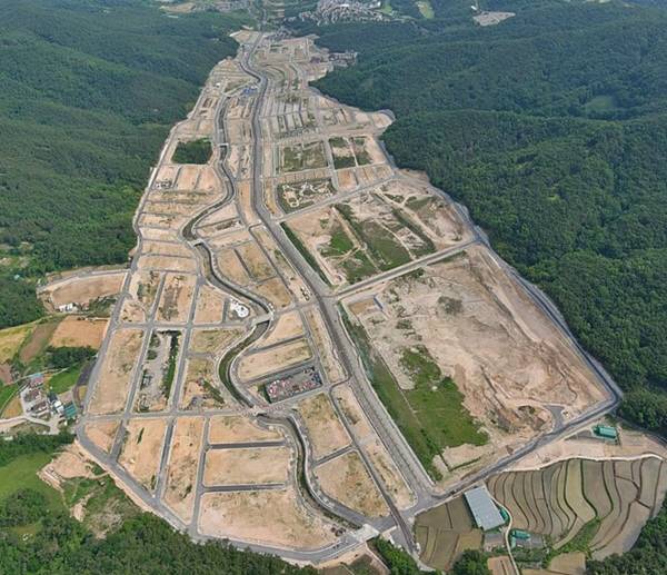 경주 보문천군지구 도시개발사업이 지난 18일 개최된 경상북도 도시계획위원회 심의를 통해 개발계획 변경안이 최종 통과돼 새로운 전환점을 맞았다. 사진은 경주 보문천군지구 도시개발사업 현장 모습