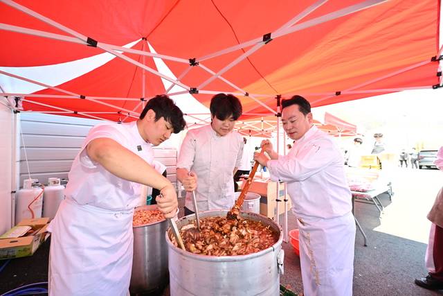 대한민국명장회가 산불피해를 입은 주민들에게 성금 1천만원 기탁과 함께 1천인분의 자장면을 제공하고 있다 영덕군 제공