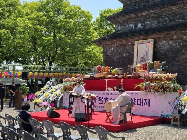 분황사 모전석탑 앞에서 임종복 명창이 원효성사 제향대재 전에 공연하고 있다.