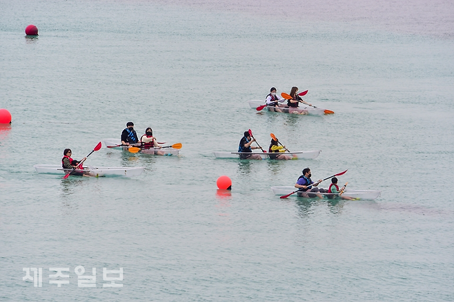 흐린 날씨 속 제주바다에서 즐기는 투명카약. 제주일보 자료사진