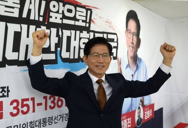 김문수 국민의힘 대선 경선 후보가 27일 서울 여의도 대하빌딩 선거 사무실에서 한국지방신문협회와의 인터뷰에서 두 손을 들고 승리를 다짐했다. 한국지방신문협회 공동취재단 제공