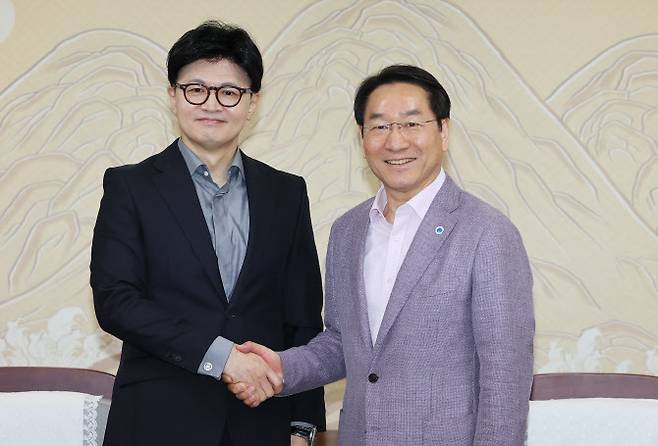 국민의힘 한동훈 제21대 대통령 선거 경선 후보가 27일 인천시청을 찾아 유정복 시장과 인사하고 있다.(사진=연합뉴스)