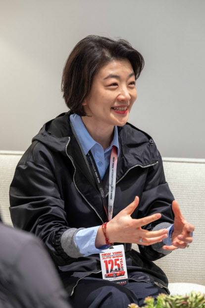 김혜인 현대차 HR본부장(부사장)이 지난 16일(현지시간) ‘2025 뉴욕오토쇼’가 열린 미국 뉴욕 제이콥 재비츠 컨벤션센터에서 기자들과 인터뷰하고 있다. (사진=현대차그룹)