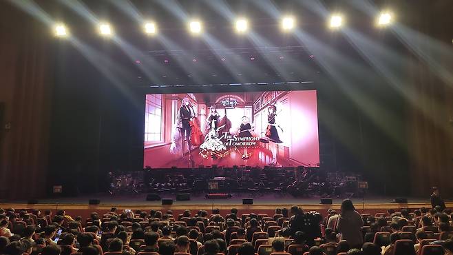 - 공연장만큼은 아방가르드하지 않았다.