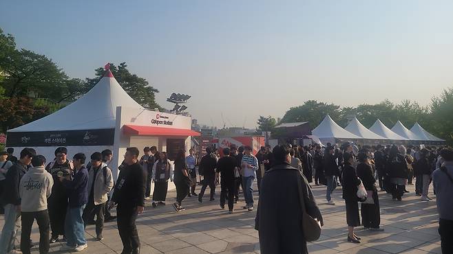 - 오케스트라를 보기 위해서 많은 박사가 한 자리에 모였다.