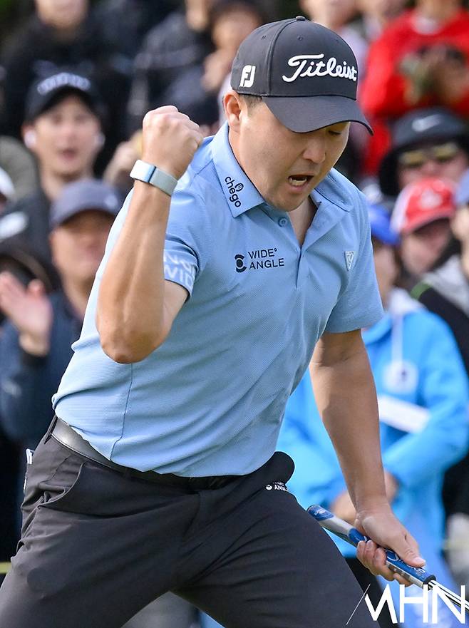 이태훈이 27일 열린 우리금융 챔피언십 최종라운드에서 우승을 확정한 후 환호하고 있다.