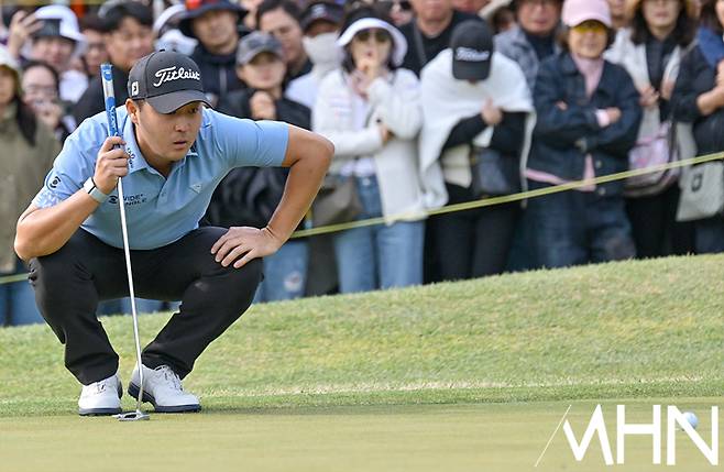 이태훈이 27일 열린 우리금융 챔피언십 최종라운드에서 퍼트 방향을 바라보고 있다.